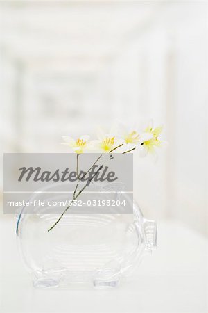 Tirelire utilisée comme vase a fleurs