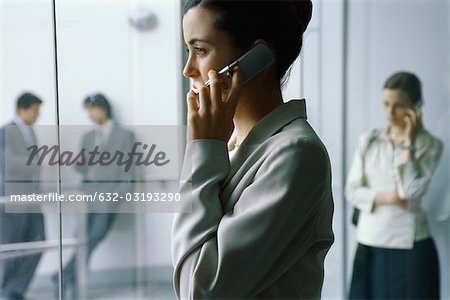Geschäftsfrau, die mit Handy in Seitenansicht-lobby