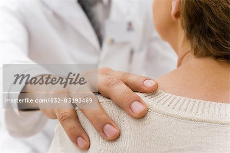 Arztes Hand auf die Schulter des Patienten
