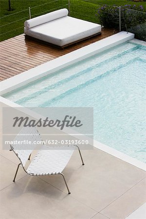 Chaise au bord de la piscine, un bain de soleil lit pont en arrière-plan