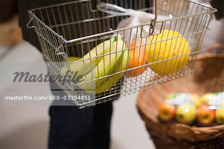 Fruits dans le panier d'épicerie