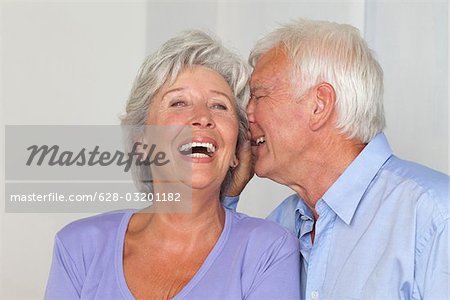 Senior couple chuchoter