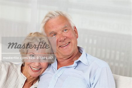 Heureux couple senior sur canapé