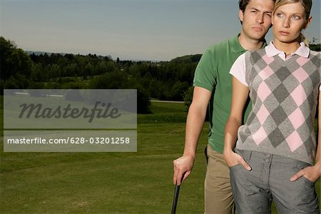 Junges Paar auf Golfplatz