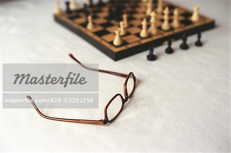 Échiquier et lunettes, debout sur la Table