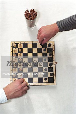 Deux hommes de mains et un Chess Board-deux hommes jouant aux échecs (détail)