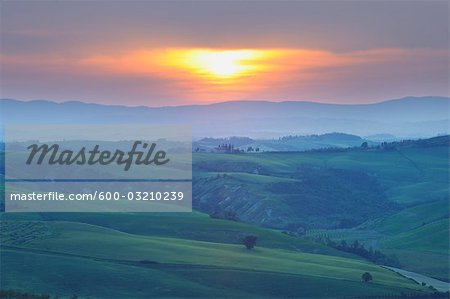Coucher de soleil sur le paysage, Montecontieri, Asciano, Toscane, Italie