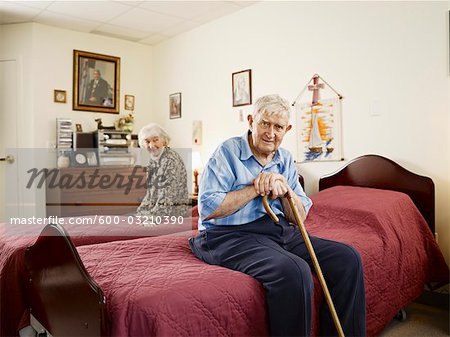 Couple de personnes âgées en maison de retraite