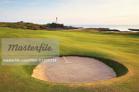 Fosses de sable sur le Fairway, phare et l'océan dans le fond, parcours de Golf de Turnberry, Turnberry, South Ayrshire, Ayrshire, Écosse