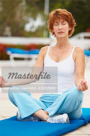 Femme faisant du Yoga