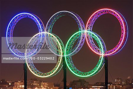 Olympischen Ringen bei Nacht, Coal Harbour, Vancouver, BC, Kanada