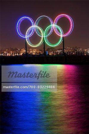 Olympischen Ringen in der Nacht im Hafen von Kohle, Vancouver, BC, Kanada