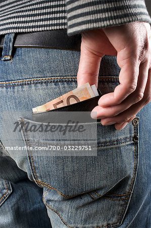 Homme qui prend le portefeuille de poche