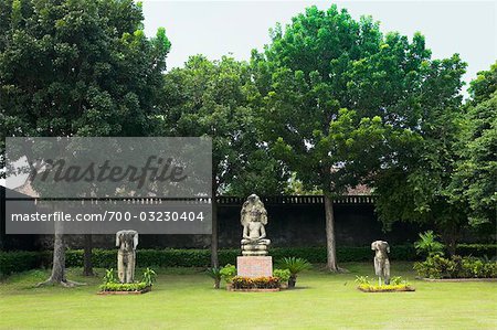 Statuen im Garten Phra Narai Ratchaniwet Palace, Lopburi, Thailand