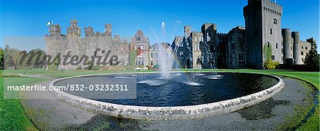 Fontaine en face d'un château, château d'Ashford, Cong, comté de Mayo, Irlande