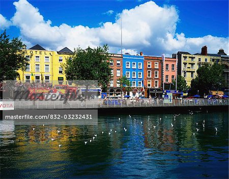 La rivière Liffey, Dublin, Irlande ; Bachelors quai et promenade reflétaient dans la Liffey