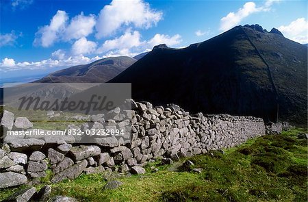 Mur de Mourne, Slieve Meelmore, montagnes de Mourne, comté de Down, Irlande ; Mur de pierre dans la campagne