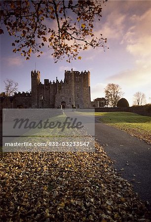 Kilkea Castle, Co Kildare, Irlande ; Route menant à un château du 12ème siècle au coucher du soleil