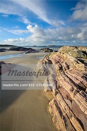 Glassillaun, Co Galway, Irlande ; Strates Rocheuses le long de la plage de Glassillaun