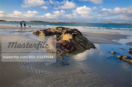 Glassillaun, Co Galway, Irlande ; Strates Rocheuses le long de la plage de Glassillaun