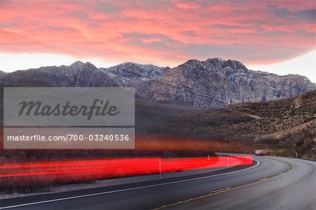 Autobahn durch den Red Rock Canyon, in der Nähe von Las Vegas, Nevada, USA