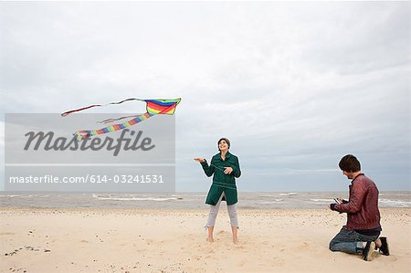 Paar am Strand mit kite