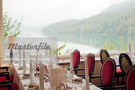 Tables gigognes pour mariage avec vue sur lac, Schloss Fuschl, Fuschlsee-Salzburg, Autriche