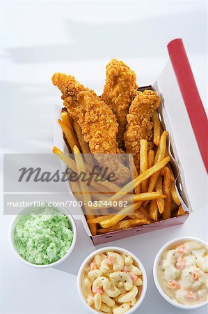 Doigts de poulet, frites, salade de chou, salade Marcaroni et salade de pommes de terre