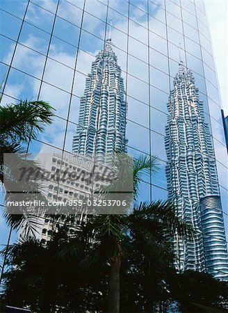 Réflexion de Petronas towers sur le mur-rideau de bâtiment commercial, Kuala Lumpur, Malaisie