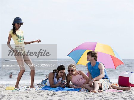 Amis relaxants sur la plage