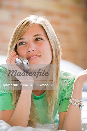 Femme se détendre et parler au téléphone cellulaire