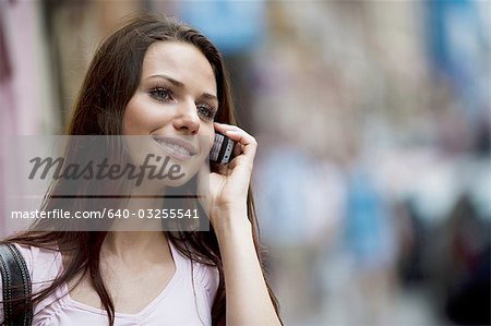 Femme parlait au téléphone cellulaire