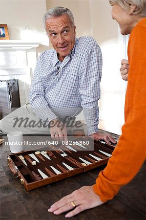 Couple d'âge mûr jouer au backgammon