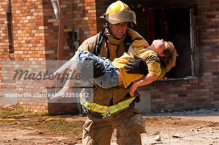 Pompier sauvetage enfant