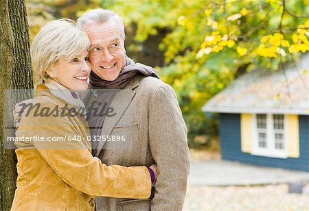 Couple d'âge mûr à l'extérieur