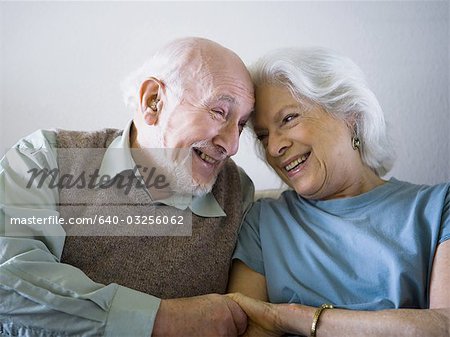 Couple d'âge mûr assis sur le canapé
