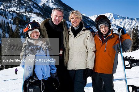 Eine Familie auf einem schneebedeckten Berg