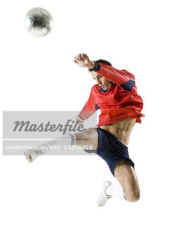 Homme sautant pour ballon de soccer