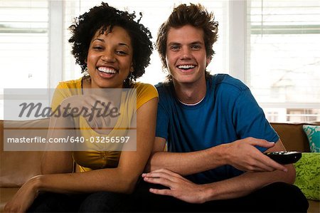 USA, Utah, Provo, jeune couple regarder la télévision dans le salon