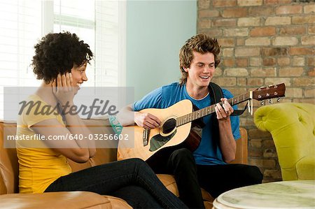 USA, Utah, Provo, junger Mann, die Gitarre zu spielen, mit jungen Frau, die die Ohren