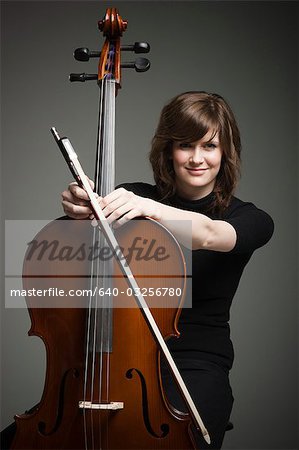 Studio portrait de jeune femme avec violoncelle