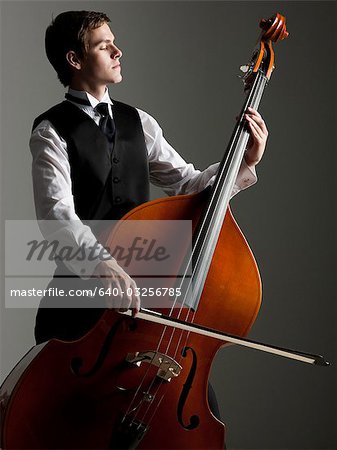 Junger Mann spielen Kontrabass, Studioaufnahme
