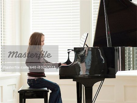 USA, Utah, Alpine, Mädchen (8-9) üben Klavier, seitliche Ansicht