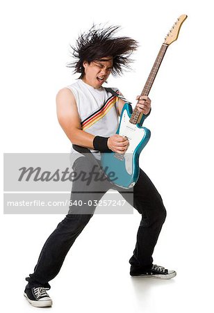Jeune homme jouer de la guitare électrique