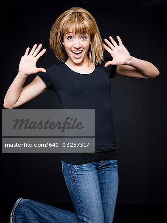 Jeune femme joyeuse, saut, studio shot