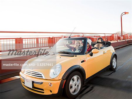 États-Unis, Californie, San Francisco, jaune voiture sur Golden Gate Bridge