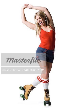 Porträt der jungen Frau Rollerskating