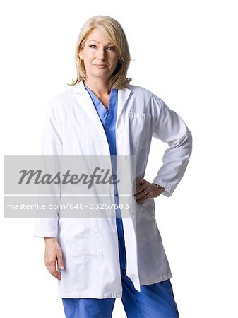 Studio portrait de femme médecin