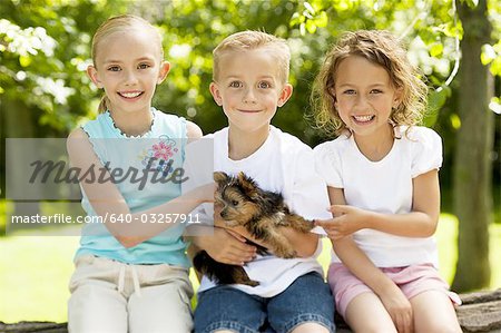 Trois enfants avec petit chien