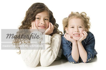 Schwestern posieren und Lächeln